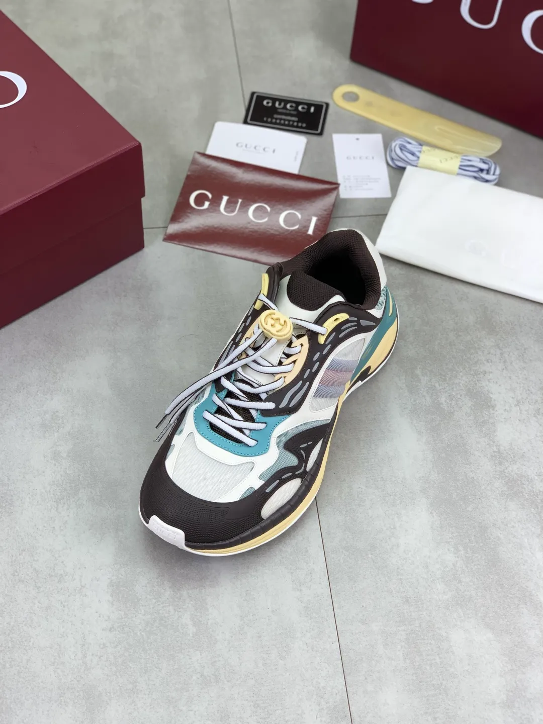 Men's shoes 💰P980 new style 💰 Gucci, couple style, women's style will be released later, new 2.0 futuristic sneakers‼ ️A pair of subversive sneakers is here. Gucci 2.0, a full series of 4 colors with key investment, smart silhouette: slightly curved forefoot design, you can clearly feel the propulsion when commuting and trotting, and it can enhance the sense of line extension when paired with wide-leg pants or cycling pants. EVA thick soles not only have a comfortable height-increasing effect, but also reduce weight (it actually lasts 3 hours of shopping without tiring your feet!) Highlight moments for lazy people: 2. Just choose it for airport wear! You can take them off in seconds after passing the security check (you can put them on as soon as you lift the heel strap), because the shoes come with a sliding buckle, so no need! ! Tie your shoes. Really achieve the sense of relaxation that goes with you. Size: Female 35-40 Male 39-45